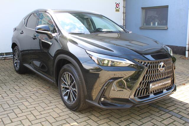 Lexus NX 450h+ AWD Luxury Line | Afneembare trekhaak | Stoel/stuur verwarming | Elektrisch verstelbare stoelen | Achteruitrijcamera | Adaptive cruise controle | Lane assist | Elektrische kofferbakklep | Elektrisch verstelbaar stuurwiel | Navigatie | Apple CarPlay/