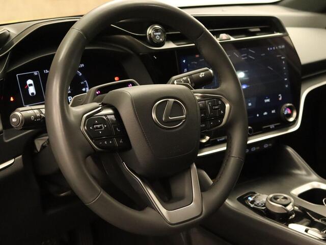 Lexus RZ 450e Executive Line 71 kWh - SOH 96,9 % !!!!- ORIGINEEL NEDERLANDSE AUTO - AFNEEMBARE TREKHAAK - TREKGEWICHT 750 KG - AFKOMSTIG VAN 1E EIGENAAR - 3 FASE - 2 LAADKABELS - LEDEREN BEKLEDING - BEIDE VOORSTOELEN ELEKTRISCH VERSTELBAAR - VOORSTOELEN VERWARMD -