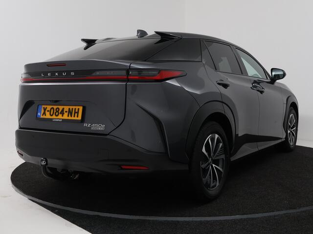 Lexus RZ 450e Executive Line 71 kWh | Panoramadak | Trekhaak | Apple CarPlay / Android Auto (Navigatie) |