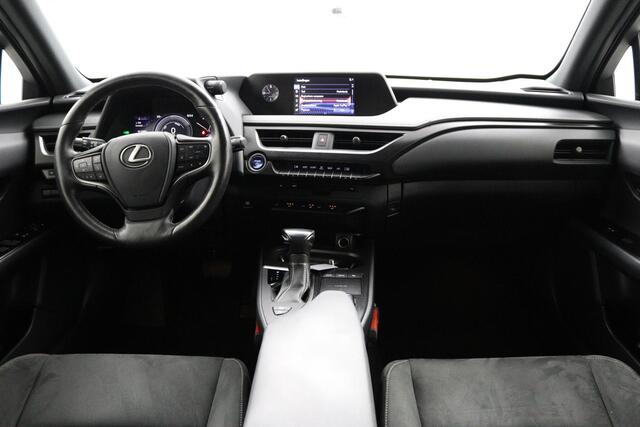 Lexus Ux 250h Business Line Limited | Afneembare trekhaak | Stoelverwarming | Stuurwielverwarming | Privacy Glass