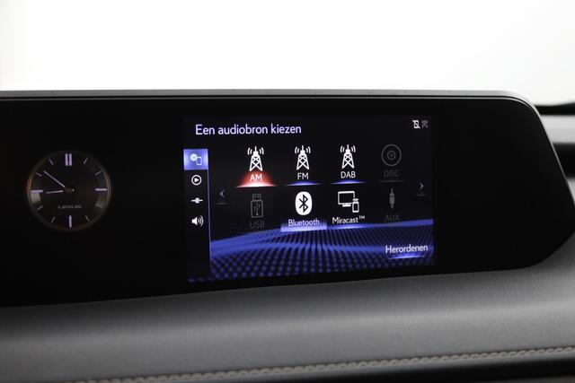 Lexus Ux 250h Business Line Limited | Afneembare trekhaak | Stoelverwarming | Stuurwielverwarming | Privacy Glass
