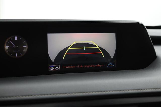 Lexus Ux 250h Business Line Limited | Afneembare trekhaak | Stoelverwarming | Stuurwielverwarming | Privacy Glass