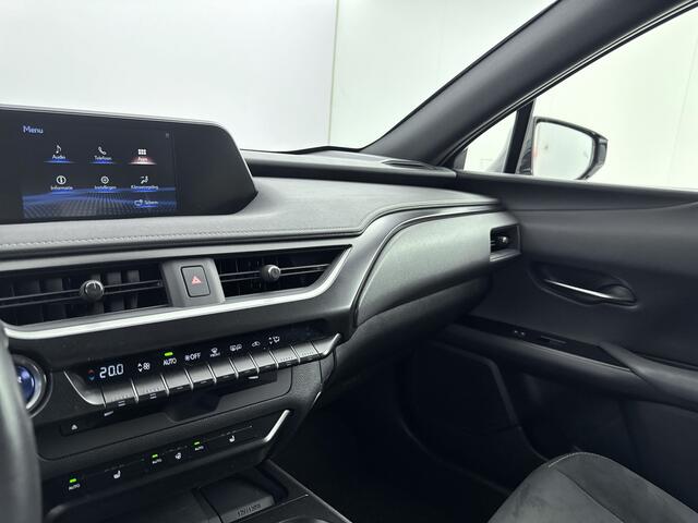 Lexus Ux 250h Business Line Limited | Parkeersensoren | Allseason banden | Stoel -/ Stuurwielverwarming |
