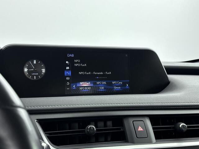 Lexus Ux 250h Business Line Limited | Parkeersensoren | Allseason banden | Stoel -/ Stuurwielverwarming |
