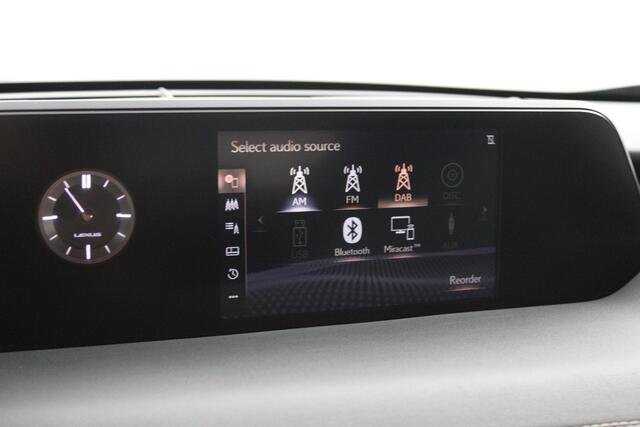 Lexus Ux 250h Preference Line | 18 Inch Lichtmetalen velgen | Privacy Glass | Keyless Entry