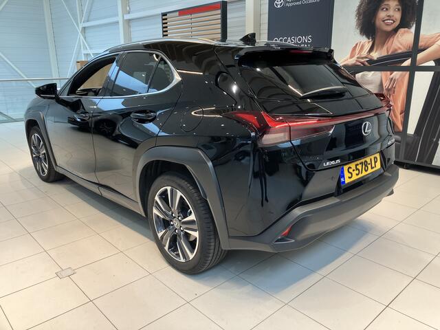 Lexus Ux 250h Business Line | Fabrieksnavigatie | Parkeersensoren voor - en achter |