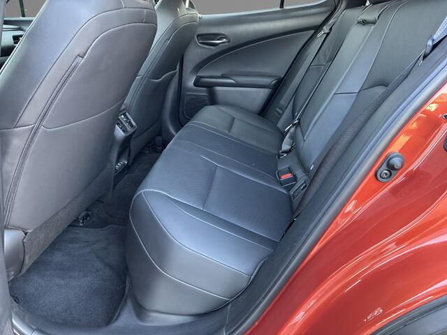 Lexus Ux 300e Luxury 54 kWh | Leder | stoel- verwarming / koeling | elektrische stoelen