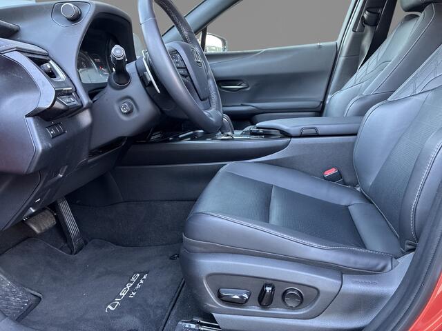 Lexus Ux 300e Luxury 54 kWh | Leder | stoel- verwarming / koeling | elektrische stoelen