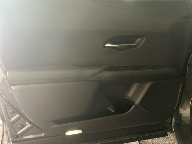 Lexus Ux 300e Luxury Line 73 kWh | 45% korting | Winter-pakket | Tech Pack | Navigatie | Nieuwprijs ¤ 61.095,00 |