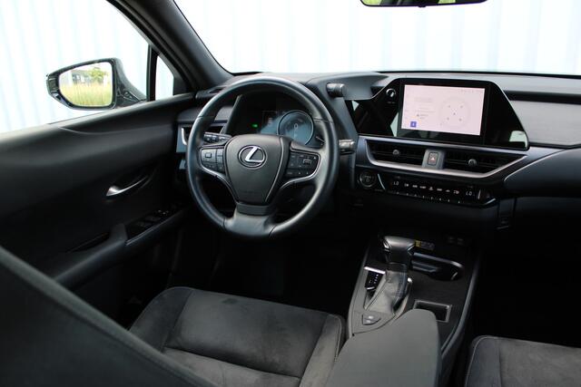 Lexus Ux 250h | Incl. 12 maanden garantie | Achteruitrijcamera | Keyless entry/start | Climate controle | Cruise controle | Lane Assist | DAB | Draadloze telefoonlader | Apple CarPlay/Android Auto |