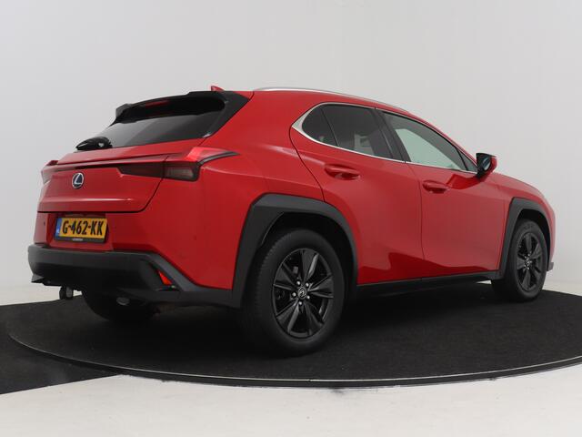 Lexus Ux 250h First Edition | BTW voertuig | Dealer Onderhouden | Navigatie | Climate Control | Achteruitrijcamera | Elektrische Achterklep | Parkeersensoren voor+achter | Trekhaak afneembaar |