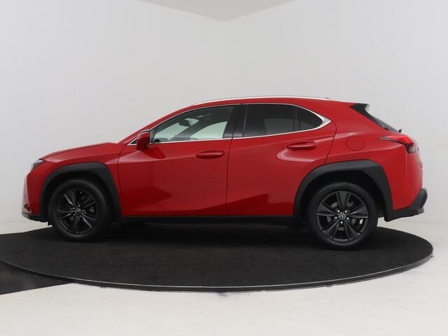 Lexus Ux 250h First Edition | BTW voertuig | Dealer Onderhouden | Navigatie | Climate Control | Achteruitrijcamera | Elektrische Achterklep | Parkeersensoren voor+achter | Trekhaak afneembaar |