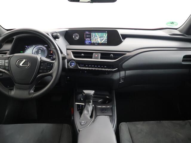 Lexus Ux 250h First Edition | BTW voertuig | Dealer Onderhouden | Navigatie | Climate Control | Achteruitrijcamera | Elektrische Achterklep | Parkeersensoren voor+achter | Trekhaak afneembaar |