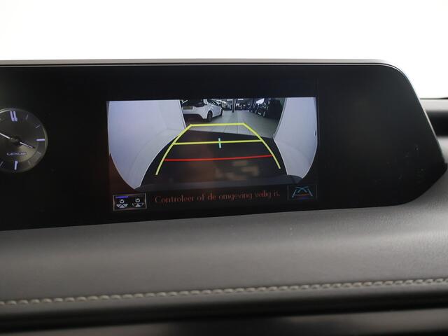 Lexus Ux 250h First Edition | BTW voertuig | Dealer Onderhouden | Navigatie | Climate Control | Achteruitrijcamera | Elektrische Achterklep | Parkeersensoren voor+achter | Trekhaak afneembaar |