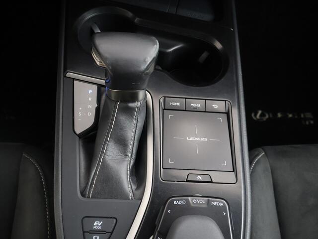 Lexus Ux 250h First Edition | BTW voertuig | Dealer Onderhouden | Navigatie | Climate Control | Achteruitrijcamera | Elektrische Achterklep | Parkeersensoren voor+achter | Trekhaak afneembaar |