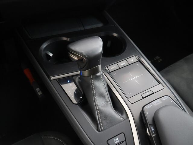 Lexus Ux 250h First Edition | BTW voertuig | Dealer Onderhouden | Navigatie | Climate Control | Achteruitrijcamera | Elektrische Achterklep | Parkeersensoren voor+achter | Trekhaak afneembaar |