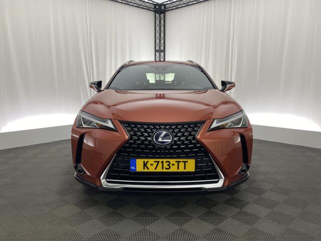 Lexus Ux 250h Business Line Automaat | CarPlay | Trekhaak | Camera | Navi | Stuur/Stoel Verw. |