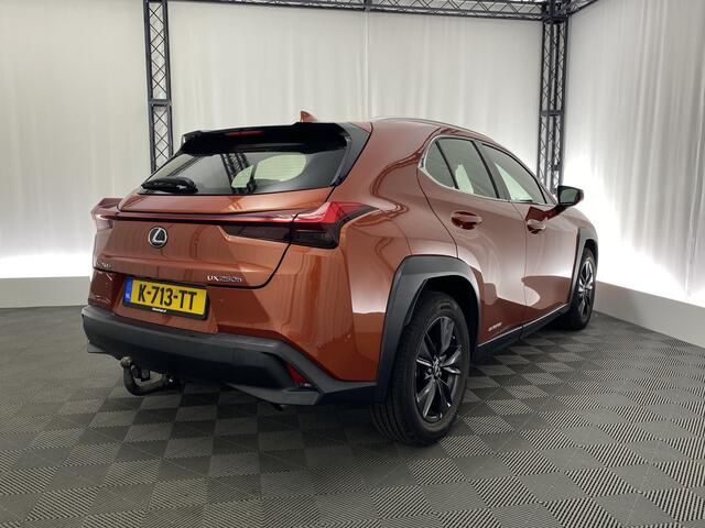 Lexus Ux 250h Business Line Automaat | CarPlay | Trekhaak | Camera | Navi | Stuur/Stoel Verw. |
