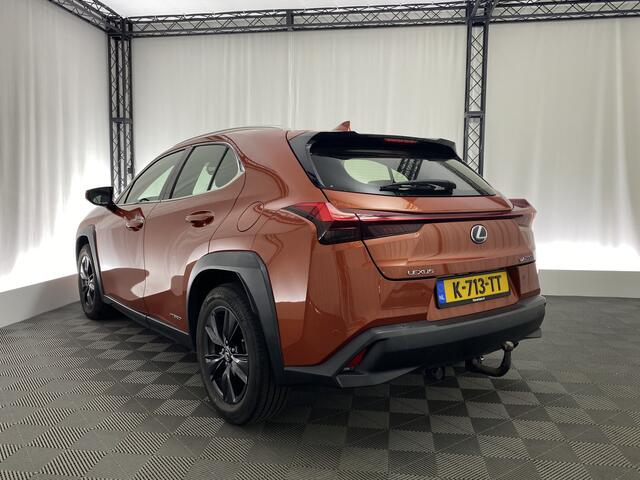 Lexus Ux 250h Business Line Automaat | CarPlay | Trekhaak | Camera | Navi | Stuur/Stoel Verw. |