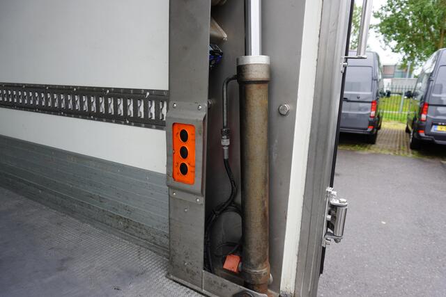 MAN TGE 6.180 180pk Automaat 5500kg koelwagen Thermo King Vleeshaken Lift Luchtvering Apple Carplay Navigatie Camera