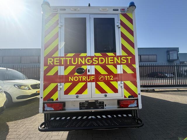 MAN TGE 180 50 180pk Automaat 50 AMBULANCE INCL STRYKER BRANCARD VB Luchtvering