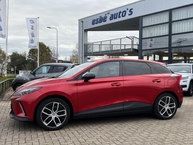 MG 4 MG4 Electric Luxury 64 kWh 204 pk Navigatie Camera Warmtepomp Carplay Stoelverwarming Elek Stoel Keyless Getint Glas NL Auto 3-fase laden fabrieksgarantie tot 01/2031