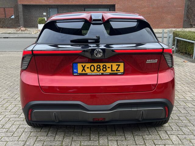 MG 4 MG4 Electric Luxury 64 kWh 204 pk Navigatie Camera Warmtepomp Carplay Stoelverwarming Elek Stoel Keyless Getint Glas NL Auto 3-fase laden fabrieksgarantie tot 01/2031