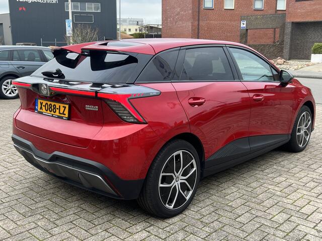 MG 4 MG4 Electric Luxury 64 kWh 204 pk Navigatie Camera Warmtepomp Carplay Stoelverwarming Elek Stoel Keyless Getint Glas NL Auto 3-fase laden fabrieksgarantie tot 01/2031