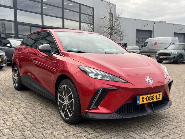 MG 4 MG4 Electric Luxury 64 kWh 204 pk Navigatie Camera Warmtepomp Carplay Stoelverwarming Elek Stoel Keyless Getint Glas NL Auto 3-fase laden fabrieksgarantie tot 01/2031