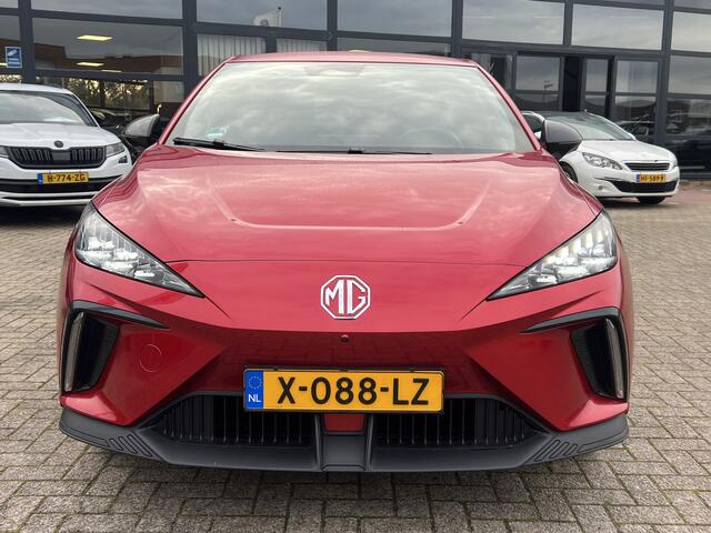 MG 4 MG4 Electric Luxury 64 kWh 204 pk Navigatie Camera Warmtepomp Carplay Stoelverwarming Elek Stoel Keyless Getint Glas NL Auto 3-fase laden fabrieksgarantie tot 01/2031