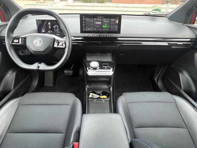 MG 4 MG4 Electric Luxury 64 kWh 204 pk Navigatie Camera Warmtepomp Carplay Stoelverwarming Elek Stoel Keyless Getint Glas NL Auto 3-fase laden fabrieksgarantie tot 01/2031