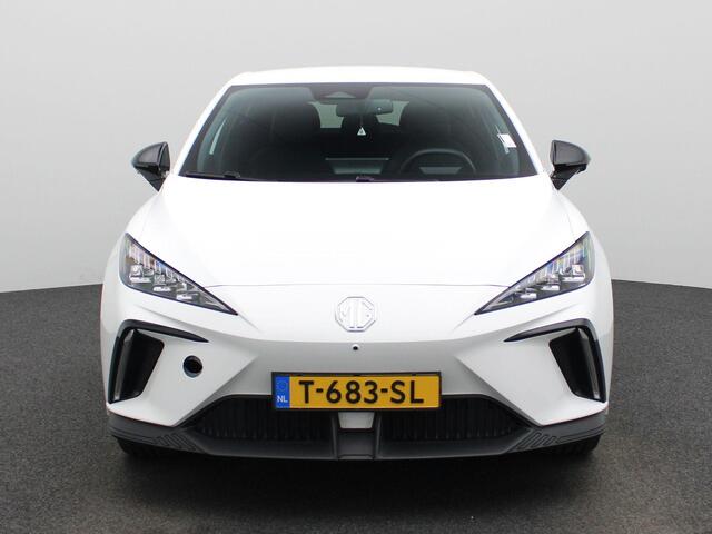 MG 4 MG4 Electric Luxury 64 kWh | Climate Control / ECC | Licht metalen velgen 18 inch | Cruise control Adaptive | Navigatie | Half lederen bekleding | Stoelverwarming | LED koplampen | Park Distance Control voor en achter | Achteruitrijcamera |