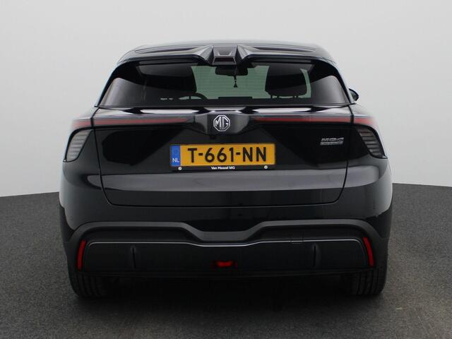 MG 4 MG4 Electric Luxury 64 kWh | Climate Control / ECC | Cruise control Adaptive | Navigatie | Half lederen bekleding | Stoelverwarming | LED koplampen | Park Distance Control voor en achter | Achteruitrijcamera |