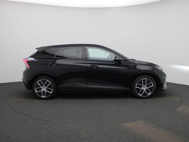 MG 4 MG4 Electric Luxury 64 kWh | Climate Control / ECC | Navigatie | Lederen bekleding grijs | Stoelverwarming | LED koplampen | Park Distance Control achter | Achteruitrijcamera |