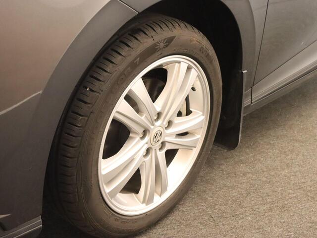 MG 4 MG4 Electric Luxury 64 kWh SOH 96.1%!! - ORIGINEEL NEDERLANDSE AUTO - DODEHOEKDETECTIE - 3 FASE LADEN - STUURVERWARMING - ACHTERUITRIJCAMERA - CRUISE CONTROL ADAPTIEF - CLIMATE CONTROL - FULL-MAP NAVIGATIESYSTEEM - STUUR/VOORSTOELEN VERWARMD