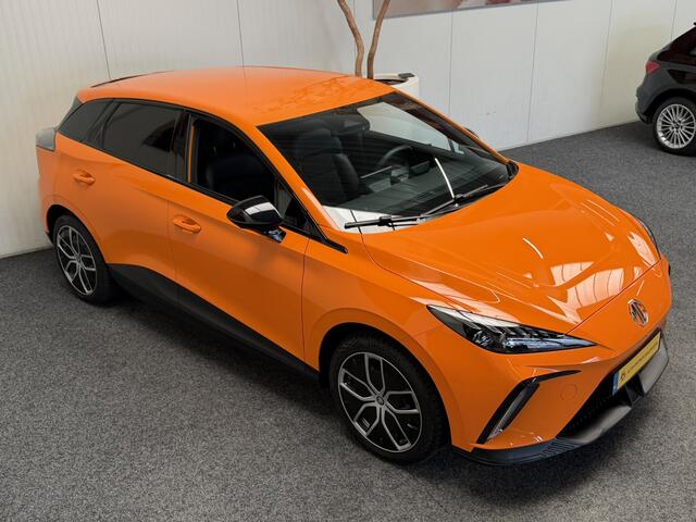 MG 4 MG4 ELECTRIC LUXURY LONG RANGE 204 PK 64 KWH FABRIEKGARANTIE TOT 2031 !!! NAVIGATIE ADAPTIVE CRUISE CONTROL APPLE CARPLAY/ANDROID 360 CAMERA STOEL EN STUURVERWARMING DODEHOEKSENSOREN RIJSTROOKSENSOREN KEYLESS GO ZEER MOOI !!