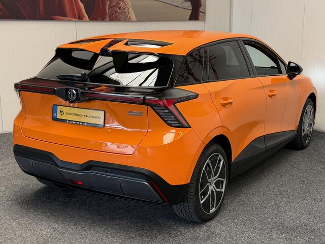 MG 4 MG4 ELECTRIC LUXURY LONG RANGE 204 PK 64 KWH FABRIEKGARANTIE TOT 2031 !!! NAVIGATIE ADAPTIVE CRUISE CONTROL APPLE CARPLAY/ANDROID 360 CAMERA STOEL EN STUURVERWARMING DODEHOEKSENSOREN RIJSTROOKSENSOREN KEYLESS GO ZEER MOOI !!