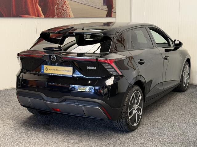 MG 4 MG4 ELECTRIC LUXURY LONG RANGE 204 PK 64 KWH FABRIEKGARANTIE TOT 2031 !!! NAVIGATIE ADAPTIVE CRUISE CONTROL APPLE CARPLAY/ANDROID 360 CAMERA STOEL EN STUURVERWARMING DODEHOEKSENSOREN RIJSTROOKSENSOREN KEYLESS GO ZEER MOOI !! NIEUW BINNEN