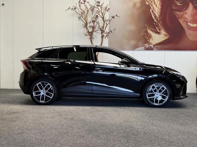 MG 4 MG4 ELECTRIC LUXURY LONG RANGE 204 PK 64 KWH FABRIEKGARANTIE TOT 2031 !!! NAVIGATIE ADAPTIVE CRUISE CONTROL APPLE CARPLAY/ANDROID 360 CAMERA STOEL EN STUURVERWARMING DODEHOEKSENSOREN RIJSTROOKSENSOREN KEYLESS GO ZEER MOOI !! NIEUW BINNEN