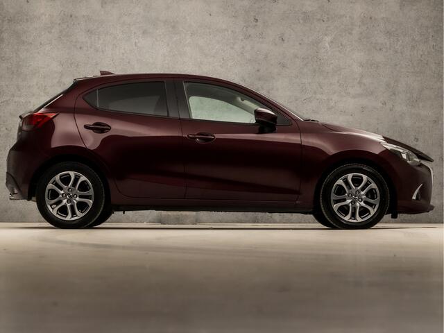 Mazda 2 1.5 Skyactiv-G GT-Luxury (NAVIGATIE, CAMERA, HEAD-UP DISPLAY, STOELVERWARMING, GETINT GLAS, LEDEREN SPORTSTOELEN, LM VELGEN, CRUISE, NIEUWE APK, NIEUWSTAAT)