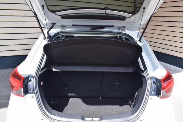 Mazda 2 1.5 Skyactiv-G Luxury - i-Activesense pack - 1e Eigenaar - Dealer onderhouden - Blauwe accenten