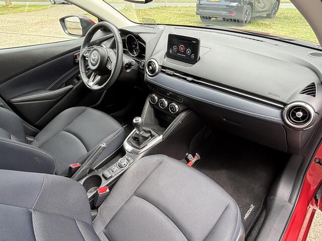 Mazda 2 1.5 Skyactiv-G Luxury 1e Eig,. Dealer Ondh, Navigatie, Apple Carplay/ Android Auto, A. Rij-Camera, Head-Up Display, Lichtmetaal, Stuurverw., Stoelverw. , Cruise Controle.