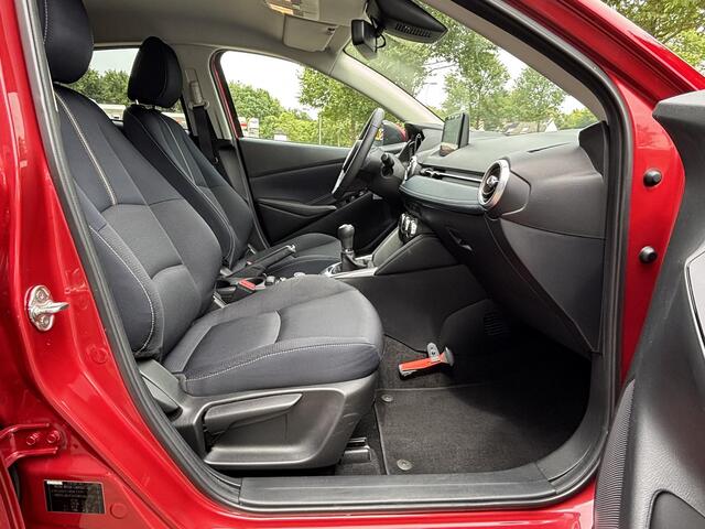 Mazda 2 1.5 Skyactiv-G Luxury 1e Eig,. Dealer Ondh, Navigatie, Apple Carplay/ Android Auto, A. Rij-Camera, Head-Up Display, Lichtmetaal, Stuurverw., Stoelverw. , Cruise Controle.