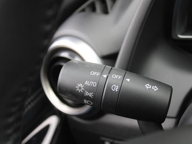 Mazda 2 1.5 Skyactiv-G Luxury | Trekhaak | Camera | Stuur-/stoelverwarming | Navi | 16" LM | Clima | HUD | LED | Dodehoek detectie |