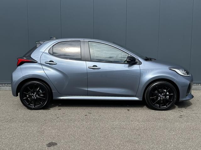 Mazda 2 Hybrid 1.5 Homura / Uit Voorraad Leverbaar! / Nieuwe kleur: Sky Grey