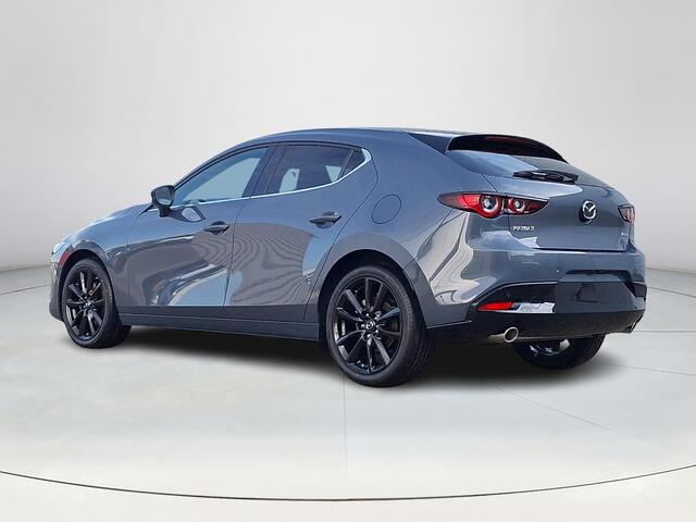 Mazda 3 2.5 e-SkyActiv-G M Hybrid 140 Homura | Achteruitrijcamera | Head-up Display | Stoelverwarming | Zwart Hemel | Parkeersensoren voor en achter | Adaptieve Cruise Control | Navigatie | Draadloze Applecarplay, Android Auto | Getint Glas | Zwarte Velgen |
