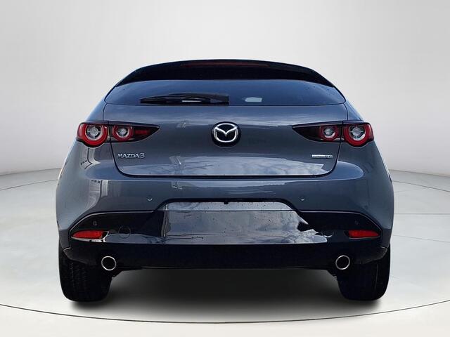 Mazda 3 2.5 e-SkyActiv-G M Hybrid 140 Homura | Achteruitrijcamera | Head-up Display | Stoelverwarming | Zwart Hemel | Parkeersensoren voor en achter | Adaptieve Cruise Control | Navigatie | Draadloze Applecarplay, Android Auto | Getint Glas | Zwarte Velgen |