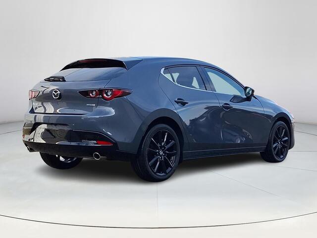 Mazda 3 2.5 e-SkyActiv-G M Hybrid 140 Homura | Achteruitrijcamera | Head-up Display | Stoelverwarming | Zwart Hemel | Parkeersensoren voor en achter | Adaptieve Cruise Control | Navigatie | Draadloze Applecarplay, Android Auto | Getint Glas | Zwarte Velgen |