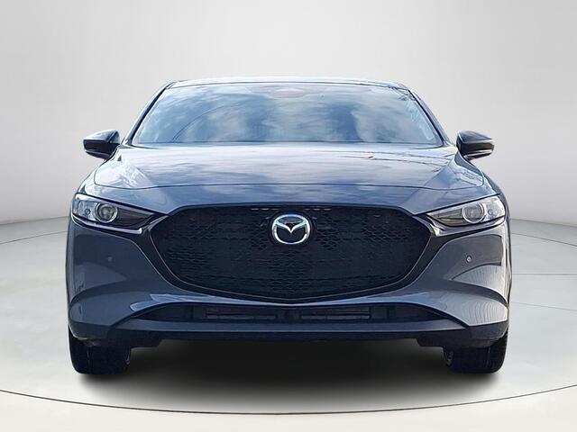 Mazda 3 2.5 e-SkyActiv-G M Hybrid 140 Homura | Achteruitrijcamera | Head-up Display | Stoelverwarming | Zwart Hemel | Parkeersensoren voor en achter | Adaptieve Cruise Control | Navigatie | Draadloze Applecarplay, Android Auto | Getint Glas | Zwarte Velgen |