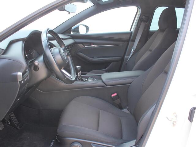 Mazda 3 2.0 e-SkyActiv-G M Hybrid 122 / Navigatie + Apple Carplay/Android Auto / Cruise Control Adaptief / Head-Up Display / 18" Lichtmetalen Velgen / Airco /
